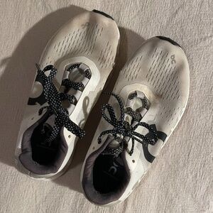 On Cloudmonster in White/Frost, size 6.5